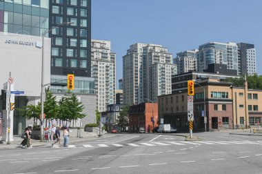 Ottawa, ON, Kanada - 3 Ekim 2025: Ottawa Sanat Galerisi (OAG.GAO) modern ağ cephesi ve pencere tasarımını açık mavi gökyüzüne karşı sergilemektedir..