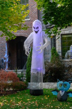 Toronto, ON, Kanada - 12 Ekim 2024: Cadılar Bayramı süslemeleri dışarıda olan eve bakın.