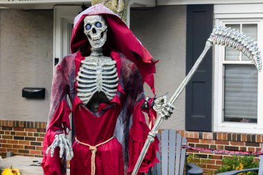 Toronto, ON, Kanada - 12 Ekim 2024: Cadılar Bayramı süslemeleri dışarıda olan eve bakın.