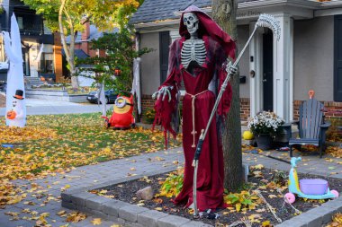 Toronto, ON, Kanada - 12 Ekim 2024: Cadılar Bayramı süslemeleri dışarıda olan eve bakın.