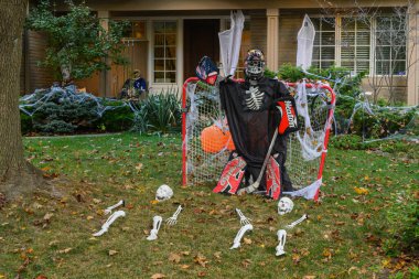 Toronto, ON, Kanada - 12 Ekim 2024: Cadılar Bayramı süslemeleri dışarıda olan eve bakın.