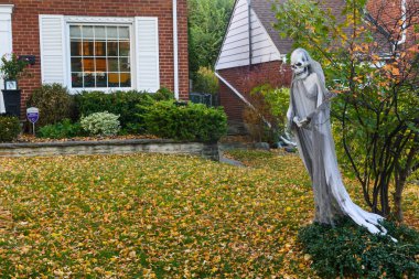 Toronto, ON, Kanada - 12 Ekim 2024: Cadılar Bayramı süslemeleri dışarıda olan eve bakın.