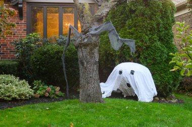 Toronto, ON, Kanada - 12 Ekim 2024: Cadılar Bayramı süslemeleri dışarıda olan eve bakın.