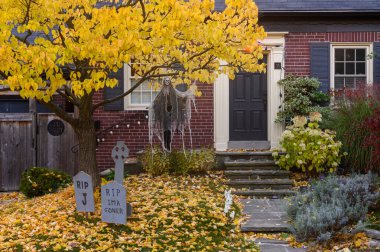 Toronto, ON, Kanada - 12 Ekim 2024: Cadılar Bayramı süslemeleri dışarıda olan eve bakın.