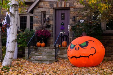 Toronto, ON, Kanada - 12 Ekim 2024: Cadılar Bayramı süslemeleri dışarıda olan eve bakın.