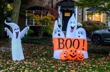 Toronto, ON, Kanada - 12 Ekim 2024: Cadılar Bayramı süslemeleri dışarıda olan eve bakın.