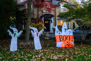 Toronto, ON, Kanada - 12 Ekim 2024: Cadılar Bayramı süslemeleri dışarıda olan eve bakın.
