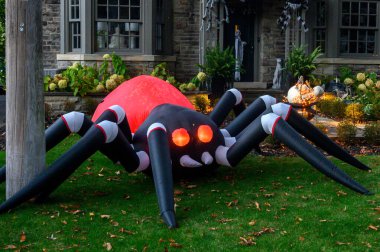 Toronto, ON, Kanada - 12 Ekim 2024: Cadılar Bayramı süslemeleri dışarıda olan eve bakın.