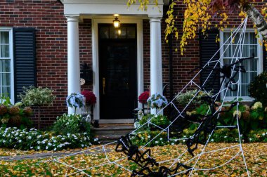 Toronto, ON, Kanada - 12 Ekim 2024: Cadılar Bayramı süslemeleri dışarıda olan eve bakın.