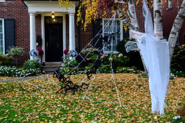 Toronto, ON, Kanada - 12 Ekim 2024: Cadılar Bayramı süslemeleri dışarıda olan eve bakın.