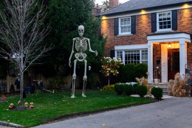 Toronto, ON, Kanada - 12 Ekim 2024: Cadılar Bayramı süslemeleri dışarıda olan eve bakın.