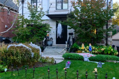 Toronto, ON, Kanada - 12 Ekim 2024: Cadılar Bayramı süslemeleri dışarıda olan eve bakın.