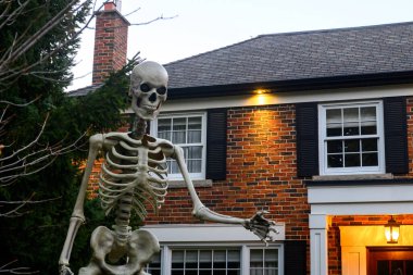 Toronto, ON, Kanada - 12 Ekim 2024: Cadılar Bayramı süslemeleri dışarıda olan eve bakın.