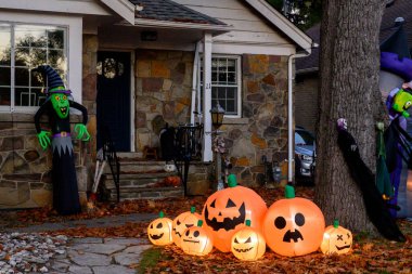 Toronto, ON, Kanada - 12 Ekim 2024: Cadılar Bayramı süslemeleri dışarıda olan eve bakın.