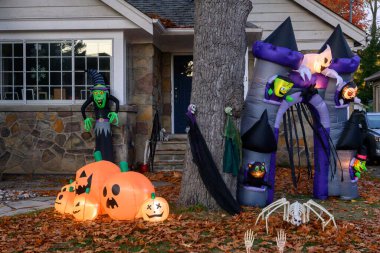 Toronto, ON, Kanada - 12 Ekim 2024: Cadılar Bayramı süslemeleri dışarıda olan eve bakın.