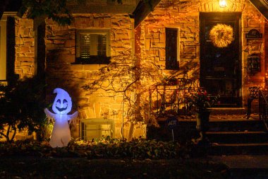 Toronto, ON, Kanada - 12 Ekim 2024: Cadılar Bayramı süslemeleri dışarıda olan eve bakın.