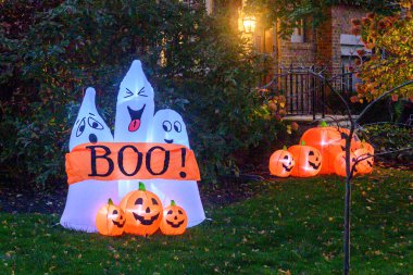 Toronto, ON, Kanada - 12 Ekim 2024: Cadılar Bayramı süslemeleri dışarıda olan eve bakın.