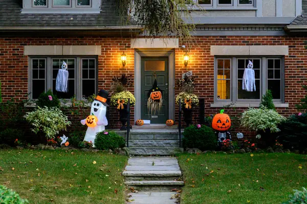 Toronto, ON, Kanada - 12 Ekim 2024: Cadılar Bayramı süslemeleri dışarıda olan eve bakın.