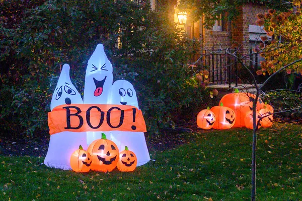 Toronto, ON, Kanada - 12 Ekim 2024: Cadılar Bayramı süslemeleri dışarıda olan eve bakın.