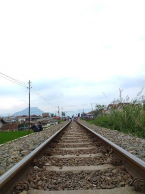 Demiryolu rayları siste, tren istasyonunda.