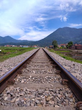 Dağlardaki demiryolu rayları