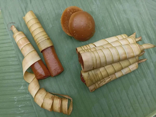 Bovenaanzicht Van Clorot Met Bananenbladbasis Een Traditionele Indonesische Taart Gekleurd — Stockfoto
