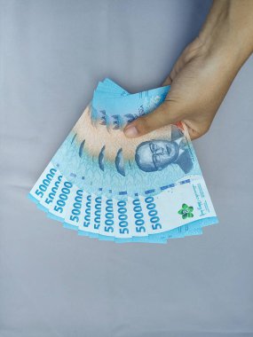 Endonezya 'da rupiah parasıyla Thai banknotları