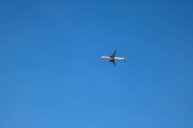 Gökyüzünde uçan bir uçak