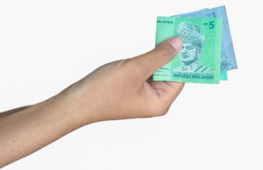 El ele tutuşan Malezya Ringgit banknotları beyaz arkaplanda izole edildi