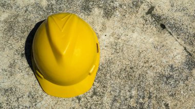 Kaba beton yüzeyler, kentsel inşaat ve endüstriyel çalışma alanları için sarı güvenlik kaskı