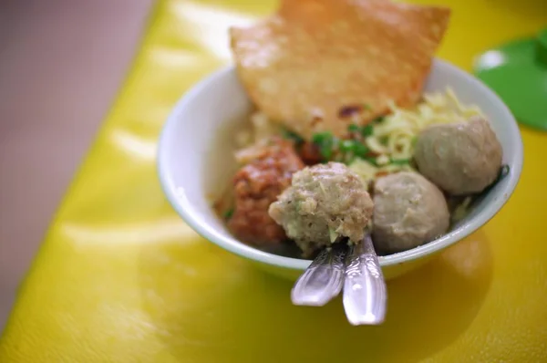 Вкусное Блюдо Тарелке Крупным Планом Bakso Daging Sapi Dalam Mangkok — стоковое фото
