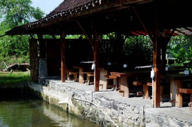 Parktaki güzel nehir manzarası ve ahşap yapı