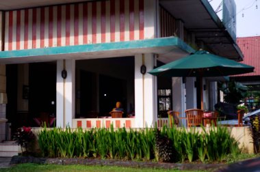 Side view of restaurant building surrounded by green plants, restoran dengan konsep bangunan dan kebun, nampak ada bangunan gubug di taman, terlihat alami lingkungan sejuk sambil menikmati makanan dan minuman, kopi dan lain lain di Resto Banaran 9.