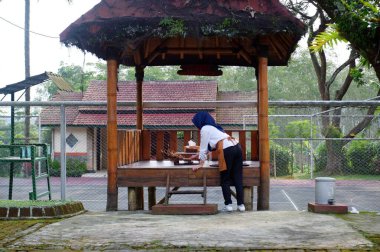 Playground with gazebo in green park, daytime view, restoran dengan konsep bangunan dan kebun, nampak ada bangunan gubug di tengah taman, terlihat alami lingkungan sejuk sambil menikmati makanan dan minuman, kopi dan lain lain di Resto Banaran 9 