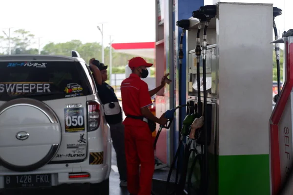 stock image Day time shot of gasoline station with cars, mobil dan kendaraan sedang mengisi BBM bahan bakar minyak di gas station, spbu, jenis pertamax, dexalit dan yang bersubsidi jenis pertalite dan bio solar, nampak mobil antri di jalur masing masing di spbu