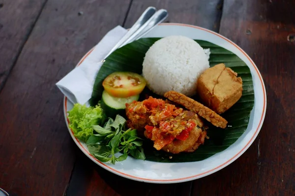 Πικάντικο Μπολ Ρυζιού Εμπνευσμένο Από Την Ταϊλανδέζικη Κουζίνα — Φωτογραφία Αρχείου