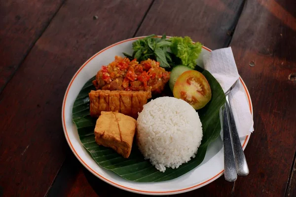 Πικάντικο Μπολ Ρυζιού Εμπνευσμένο Από Την Ταϊλανδέζικη Κουζίνα — Φωτογραφία Αρχείου