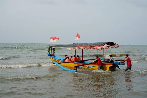 Old Boat Local Men Moving Sea Daytime Perahu Nelayan Pinggir Obraz Stockowy