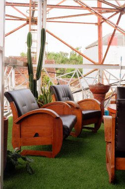 sandalye ve masa otel lobisinde