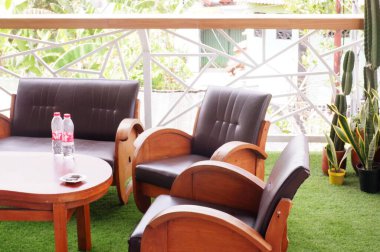 Otel lobisinde sandalye ve tabel.