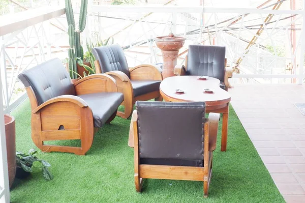 Καρέκλες Και Τραπέζι Στο Λόμπι Του Ξενοδοχείου — Φωτογραφία Αρχείου