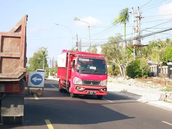 Οχήματα Σταμάτησαν Στο Κόκκινο Φως Στην Πόλη Yogyakarta — Φωτογραφία Αρχείου