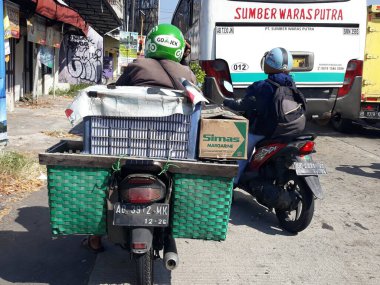 Yogyakarta şehrinde motosikletler kırmızı ışıkta durdu. 
