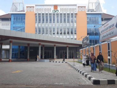 Kampüs binaları. Endonezya, 30 Mayıs 2023, gedung terpadu kampus UIN Suka, Universitas Islam Negeri Sunan Kaligaja di kota Yogyakarta, nampak jendela dan koridor yang menarik, gedung kaca, kanopi, megah, kuat,