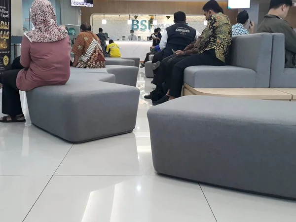 Front Office Bank Indonesia Pelanggan Nasabah Pengunjung Bank Sedang Duduk — Foto Stock