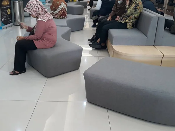 Front Office Bank Indonesia Pelanggan Nasabah Pengunjung Bank Sedang Duduk — стоковое фото