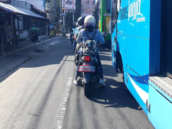 Мотоциклы Остановились Красный Свет Городе Джокьякарта — стоковое фото