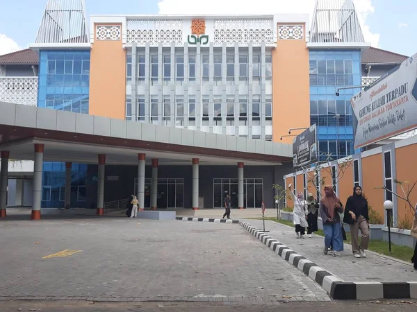 Kampüs binaları. Endonezya, 30 Mayıs 2023, gedung terpadu kampus UIN Suka, Universitas Islam Negeri Sunan Kaligaja di kota Yogyakarta, nampak jendela dan koridor yang menarik, gedung kaca, kanopi, megah, kuat,