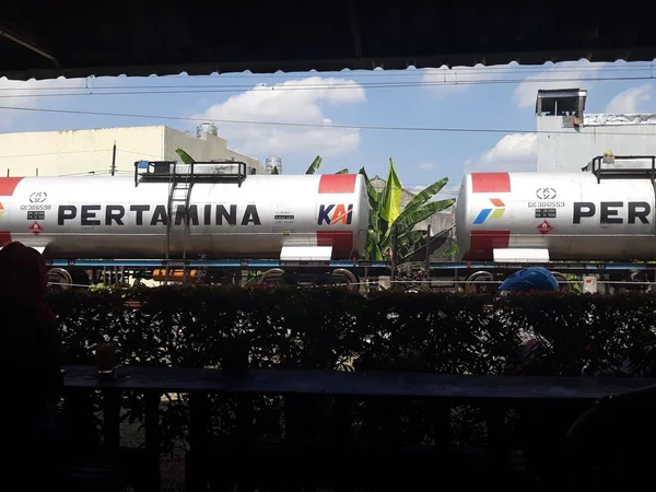 Pociąg Przejeżdżający Przez Tory Kolejowe Indonezja — Zdjęcie stockowe