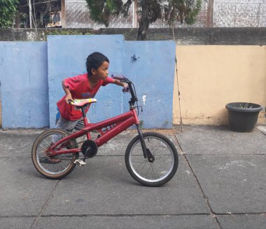 Endonezya caddesinin karşısındaki bisikletler.